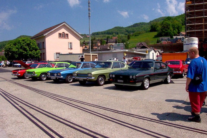 Fast 100 Capris mit allen Motorisierungen waren vertreten
Almost 100 Capri's with all engine types were represented
Prs de 100 Capri de toutes les motorisations taient reprsentes